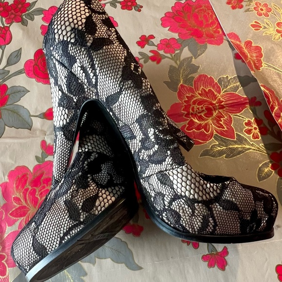 Nine West black lace heels - Picture 9 of 10